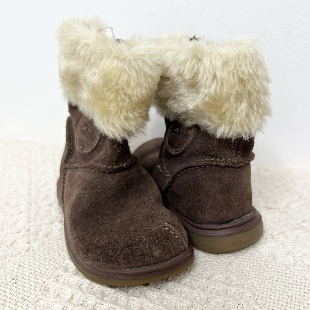 Clarks First Shoes Toddler Baby Girl Boots Snuggle Fun Walnut Suede Faux Fur
